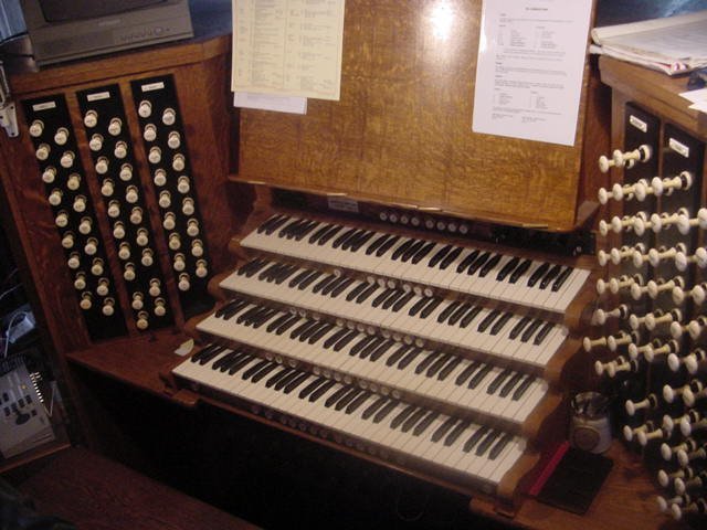 Pipe organ console
