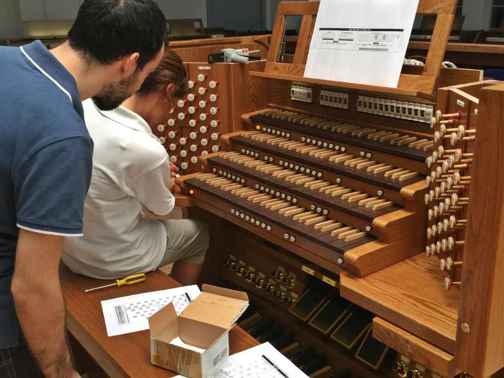 Finishing-off-a-customers-organ-in-Italy