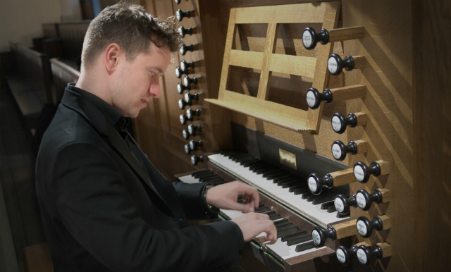 Organist Daniel Moult