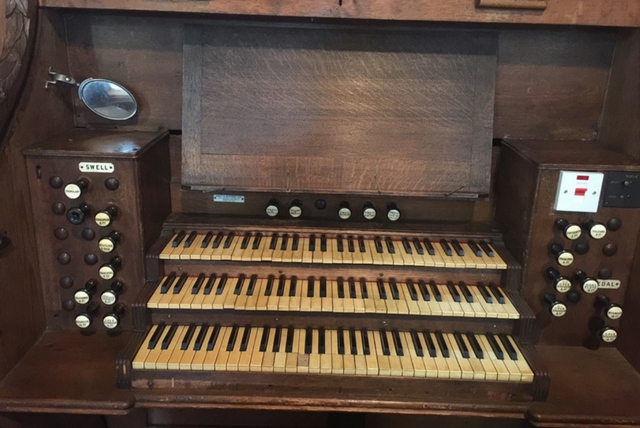 Trinity Welsh pipe organ console