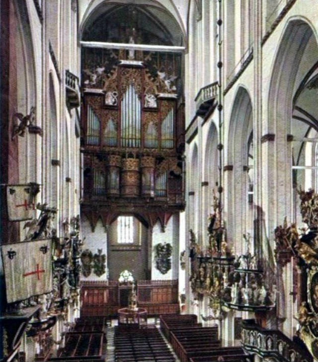 The Marienkirche organ at the west end, before it was destroyed when the church was bombed in 1942
