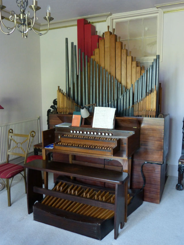 Small Pipe Organ - Console front