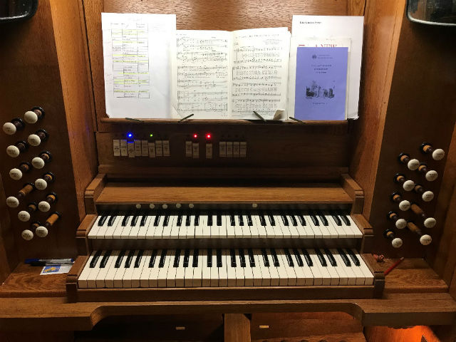 Organ console with preparations for the third manual