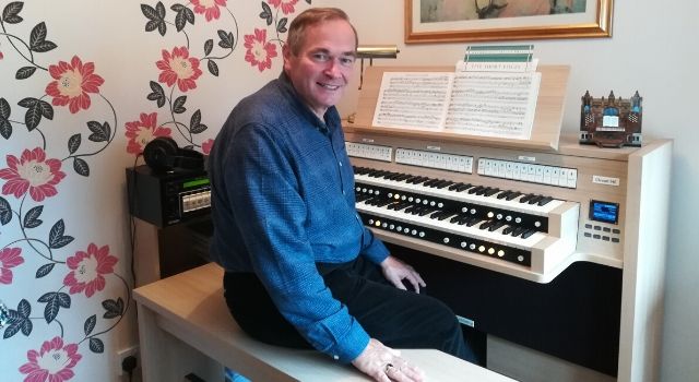 Graham Twist at Viscount Chorum 40-S organ