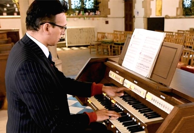 Jonathan Kingston plays Pachelbel's Canon in D on Viscount Organ
