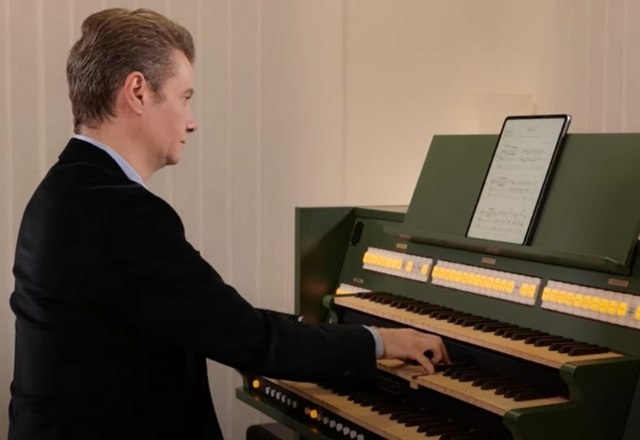 Paulo Ferioli at Viscount Sonus 60 Organ