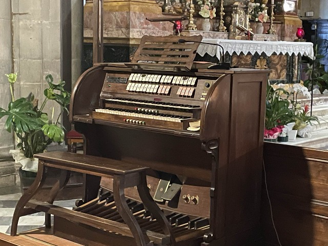 Arezzo Cathedral Organ console