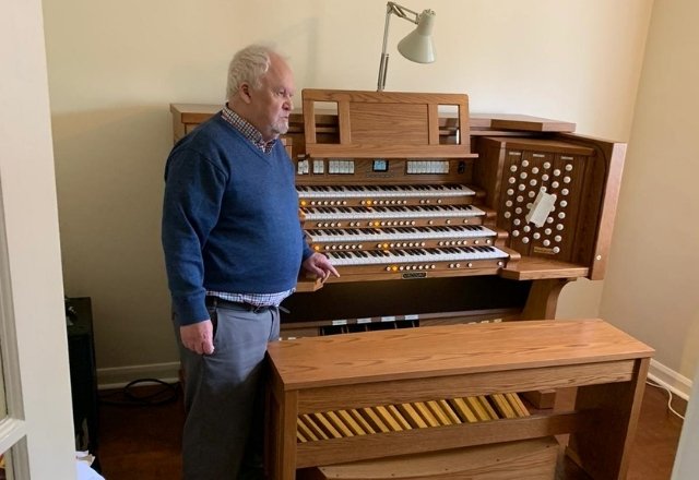Customer with 4 manual Viscount organ