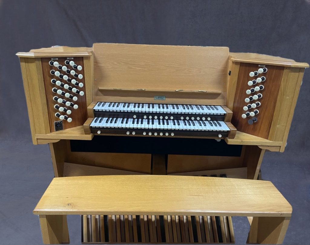 Norwich organ console
