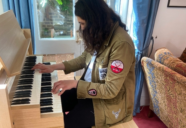 Ukrainian organist student playing Viscount Cadet 31 organ