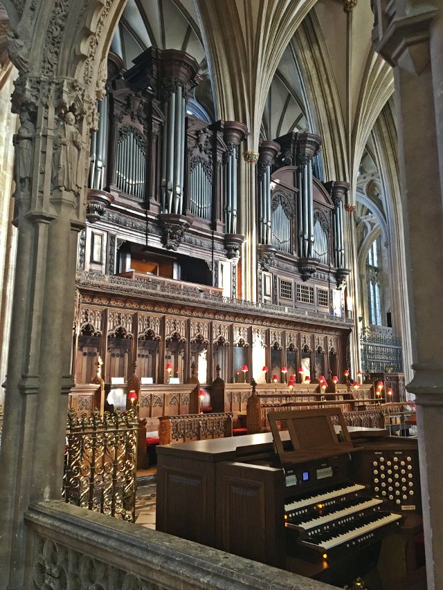 Viscount Organ in Bristol Cathedral in front of pipe organ