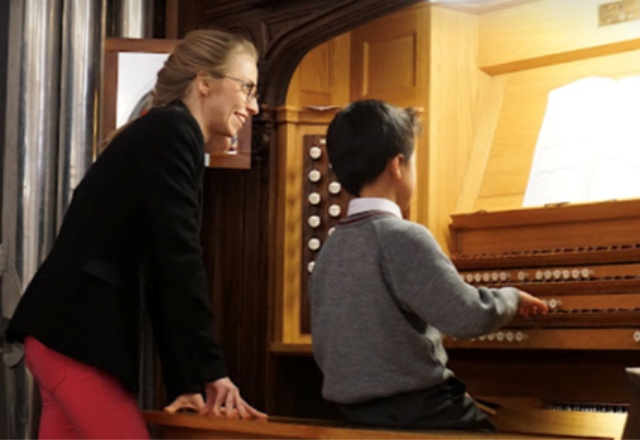 Anna Lapwood teaching the organ to young student