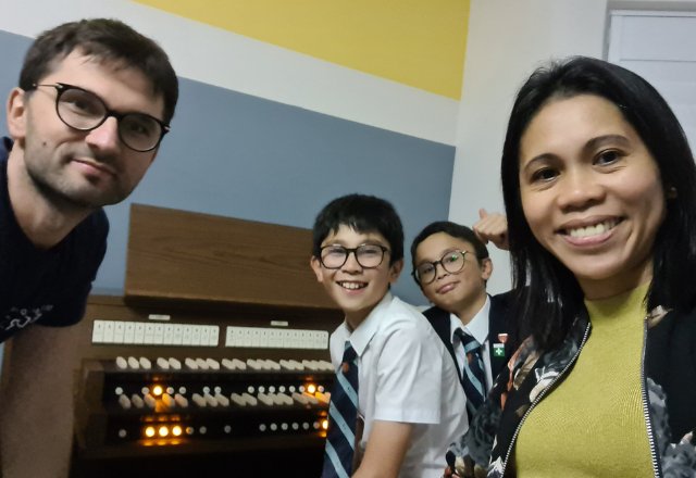 Happy family after delivery of chorum S40 organ.