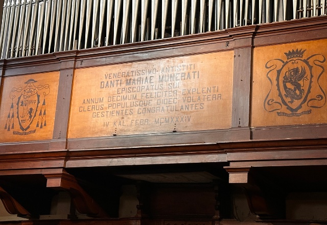 Volterra Cathedral pipe façade inscription