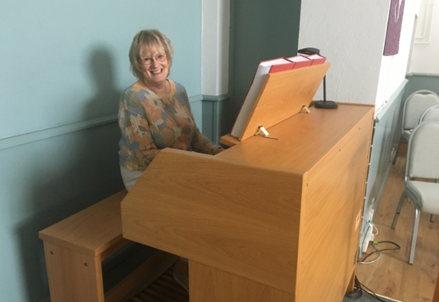 Organist Jan Prior at the new Viscount organ
